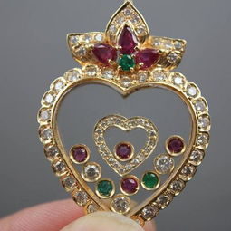 18k玫瑰金镶天然钻红绿宝石心形吊坠 图片鉴赏与价格指南